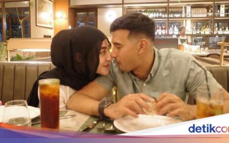 Romantis! Ali Syakieb, Calon Wakil Bupati Kab Bandung Dinner Bareng Istri