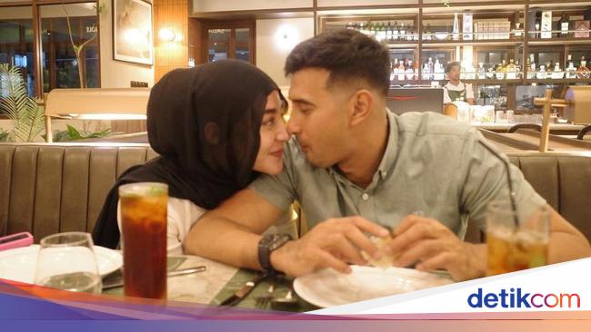 Romantis! Ali Syakieb, Calon Wakil Bupati Kab Bandung Dinner Bareng Istri