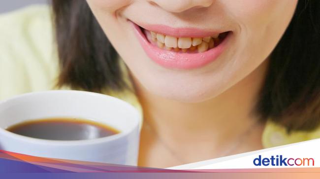 Ikuti 5 Cara Ini untuk Hilangkan Noda Kopi di Gigi