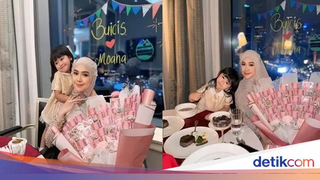 Kompak! Ria Ricis Ajak Moana Makan Steak hingga Mie