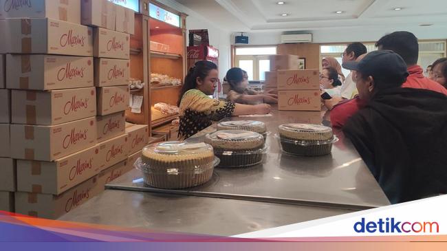 Dikabarkan Akan Tutup, Warga Antre Berburu Roti Maxim's yang Legendaris