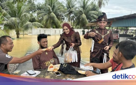 Mulia! Pengantin Bagikan Makanan Kenduri untuk Warga Kebanjiran