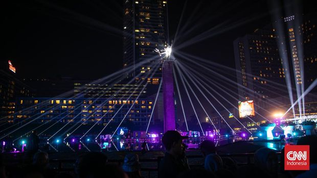 Kawasan Bundaran Hotel Indonesia (HI) Jakarta Pusat, menjadi pusat perayaan malam pergantian tahun baru 2024 di Jakarta, Minggu (31/12/2023). (CNN Indonesia/Adi Maulana Ibrahim)