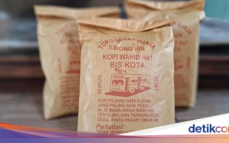 Menyeruput Kopi Tubruk Segar dari Toko Kopi yang Berusia 81 Tahun