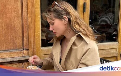 Pose Valentine Payen, Istri Ario Bayu saat Ngopi di Prancis