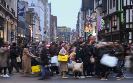 Warga London Berburu Barang Diskon di Momen Boxing Day