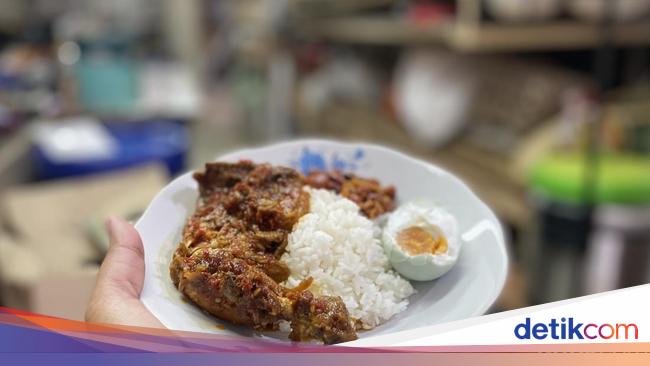 Uniknya Warung Makan di Dalam Toko Bangunan yang Punya 24 Jenis Lauk